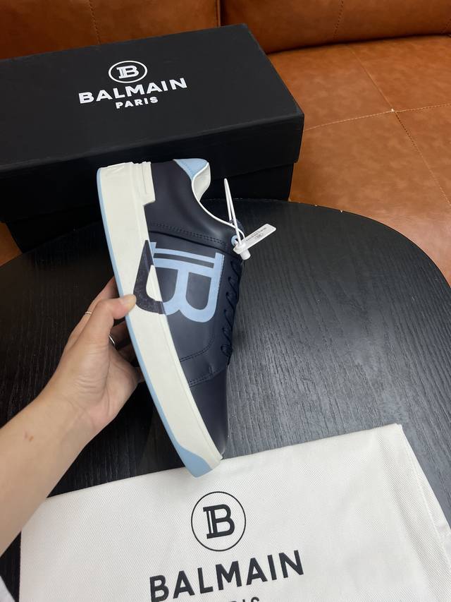 实价 Balmain巴尔曼b-Skate运动鞋 B-Skate 蓝色进口牛皮运动鞋 ，鞋面饰有蓝色鞋带，皮革拼接鞋舌点缀 Balmain 徽标， 双色鞋底饰有同